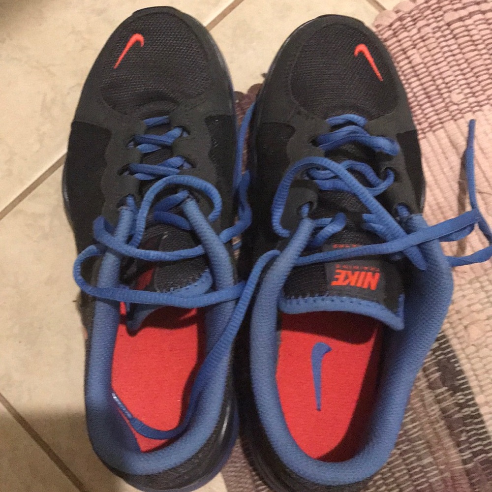 Nice nick tennis shoes.
